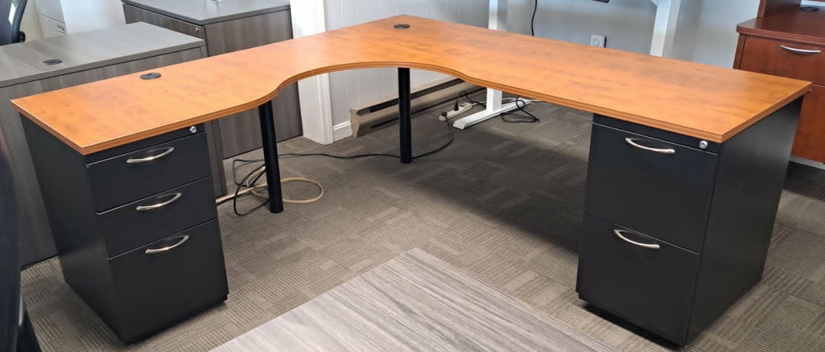 PRE-OWNED SPWAVE72 DESK W/METAL DRAWER PEDS