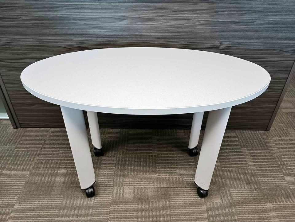 PRE-OWNED TABLE WITH CASTERS