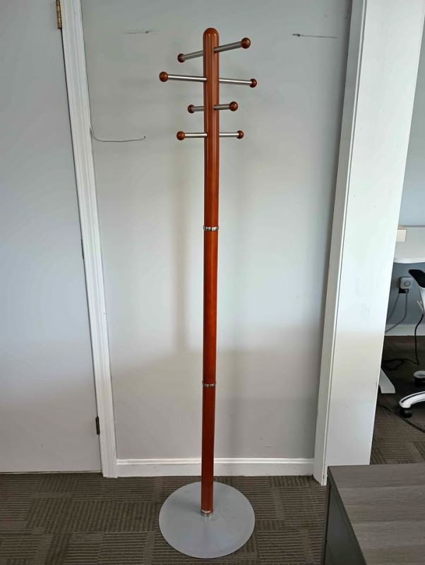COAT TREE/COSTUMER