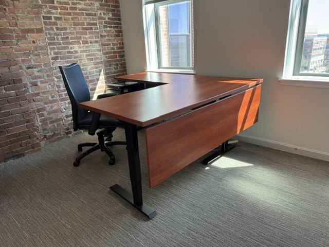 PRE-OWNED ELECTRIC HEIGHT DESK WITH LEFT RETURN STRAIGHT CUT