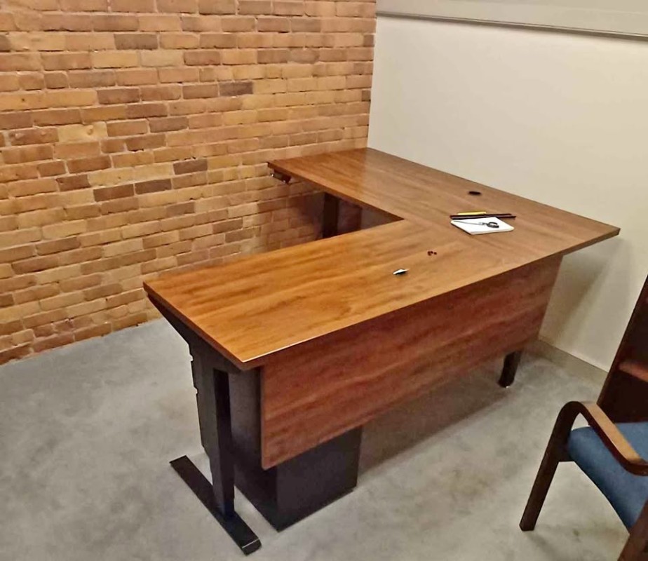 PRE-OWNED ELECTRIC HEIGHT DESK WITH RIGHT RETURN STRAIGHT CUT