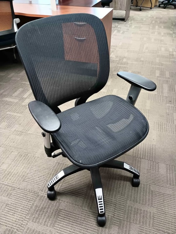PRE-OWNED OFFICE CHAIR