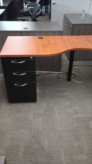 PRE-OWNED SPWAVE72 DESK W/METAL DRAWER PEDS